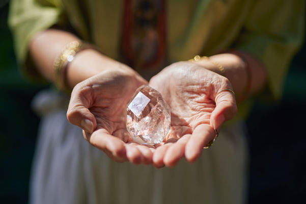 A clear quartz crystal